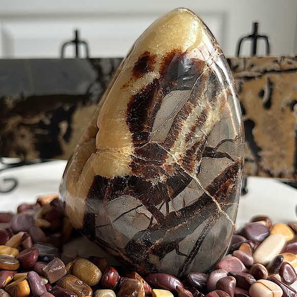 SOLD 🐉 Septarian Egg Nodule // Madagascar 🐉//UV reactive! - Picture 6 of 16